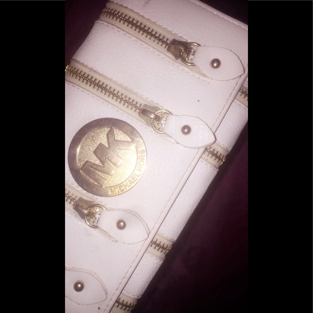 White Michael kors wallet💅🏾